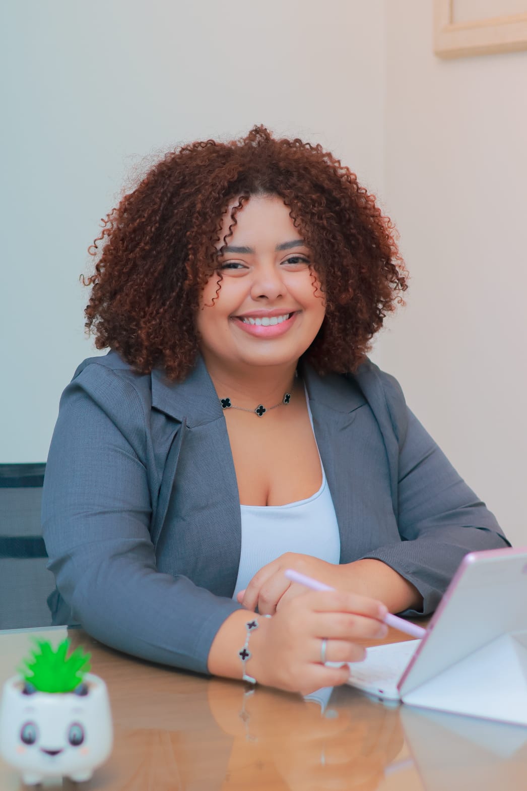 Jeniffer Rodrigues sorrindo